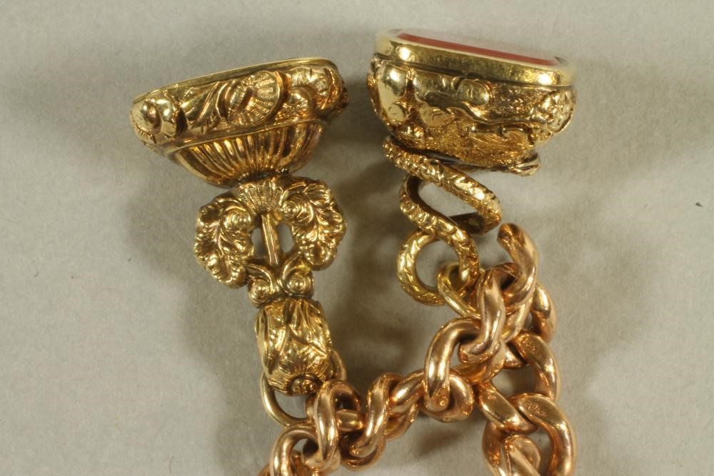 A 9CT GOLD HOLLOW CURB LINK CHAIN BRACELET Image