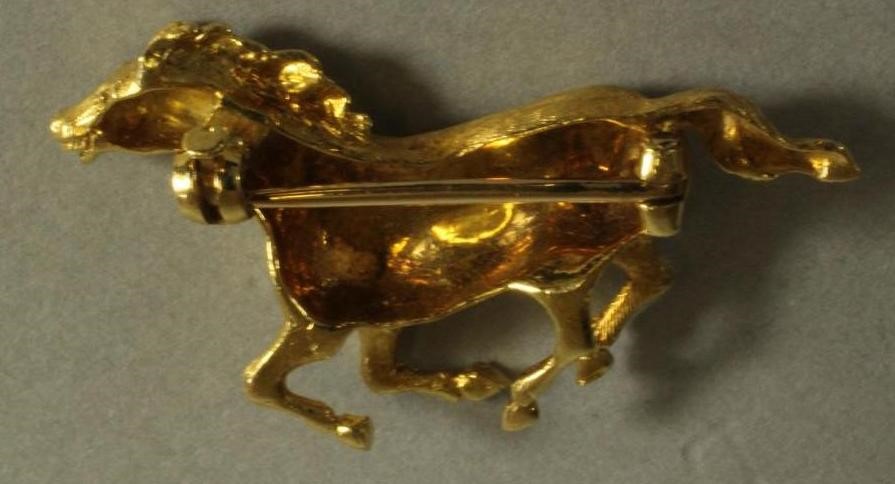 AN 18CT GOLD BROOCH Image