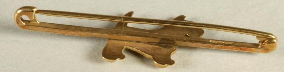 A 9CT GOLD TIE PIN centred by a terrier Image