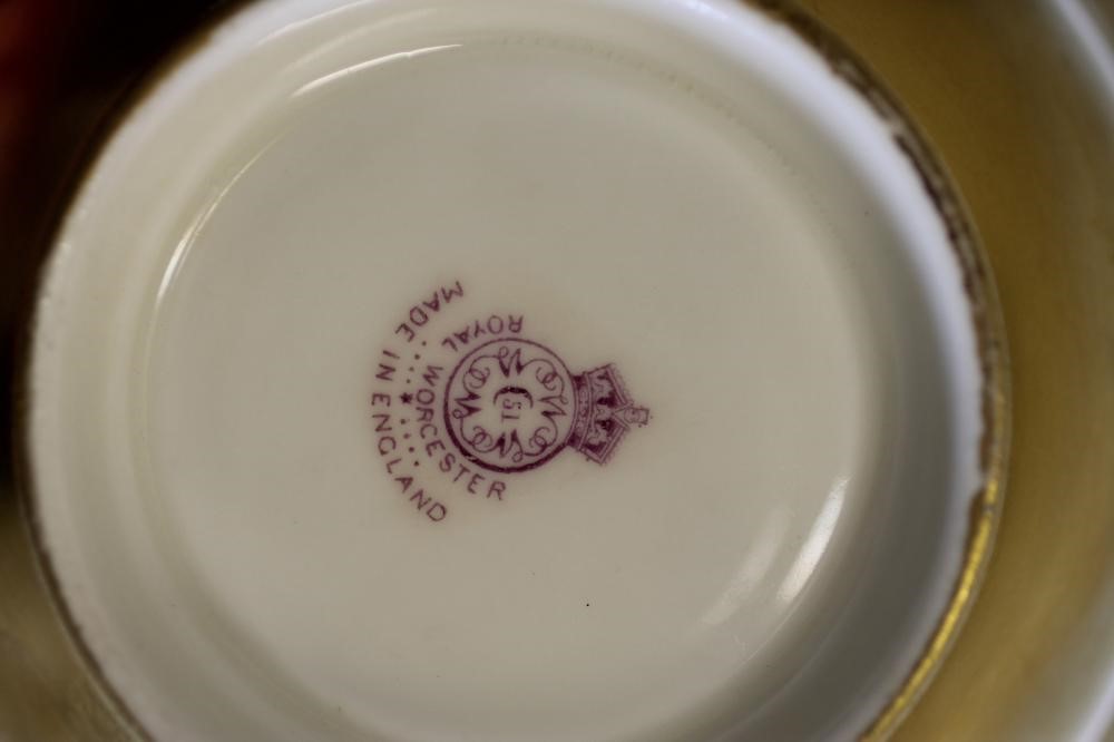 A ROYAL WORCESTER CHINA SLOP BOWL Image