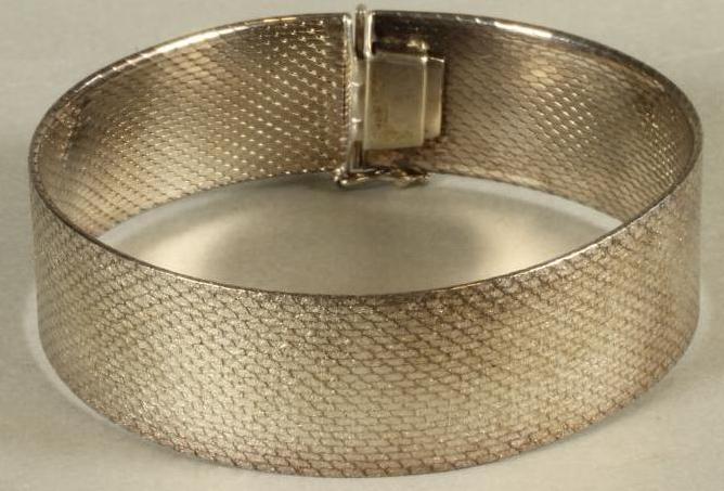 A SILVER FLEXIBLE CUFF Image