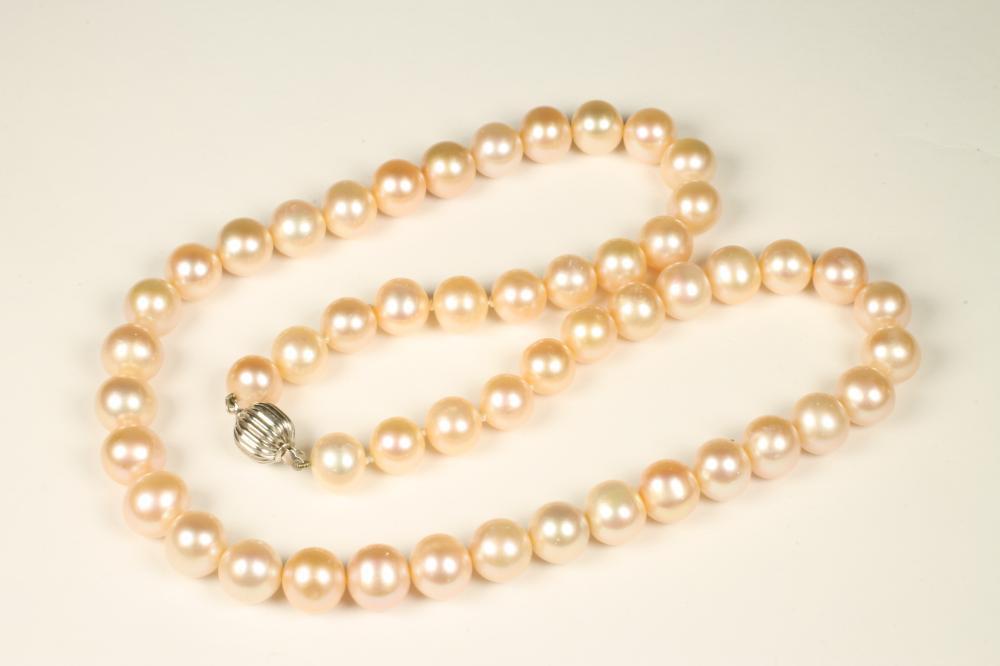 A SINGLE STRAND PINK CULTURED PEARL NECKLACE with an 18ct white gold ribbed spherical clasp Image
