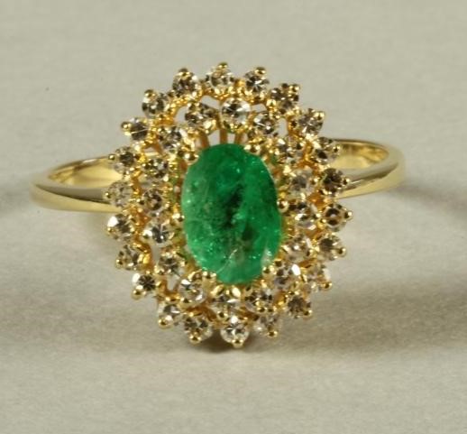 AN EMERALD AND DIAMOND CLUSTER RING Image