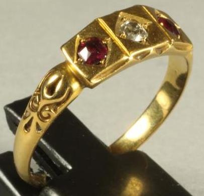 A VICTORIAN 18CT GOLD RING Image