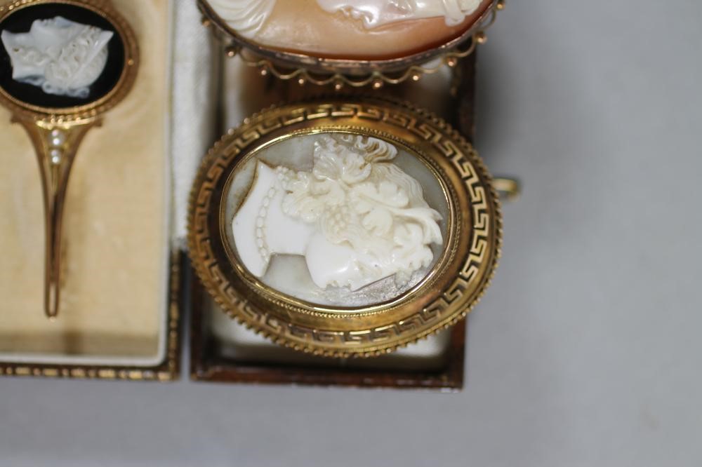 A VICTORIAN 15CT GOLD PROPELLOR BROOCH centred by an oval sardonyx plaque carved in high relief with Image