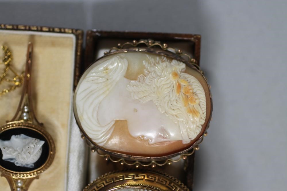 A VICTORIAN 15CT GOLD PROPELLOR BROOCH centred by an oval sardonyx plaque carved in high relief with Image