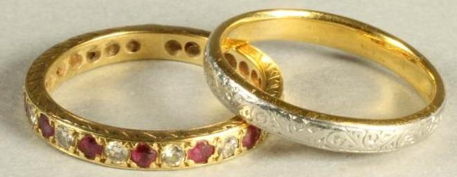 A PLATINUM AND 22CT GOLD BI-COLOUR WEDDING RING chased with scrolls Image