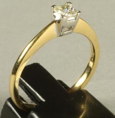A SOLITAIRE DIAMOND RING Image