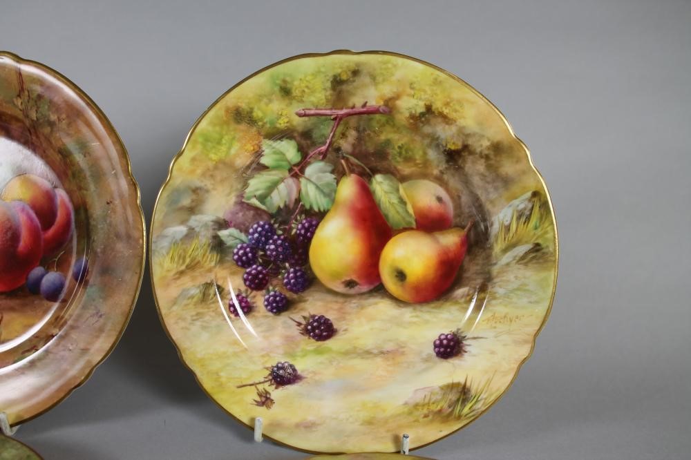 A SET OF SIX ROYAL WORCESTER CHINA TEA PLATES Image