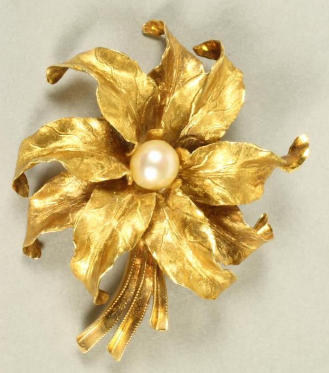 AN 18CT GOLD FLOWER BROOCH Image