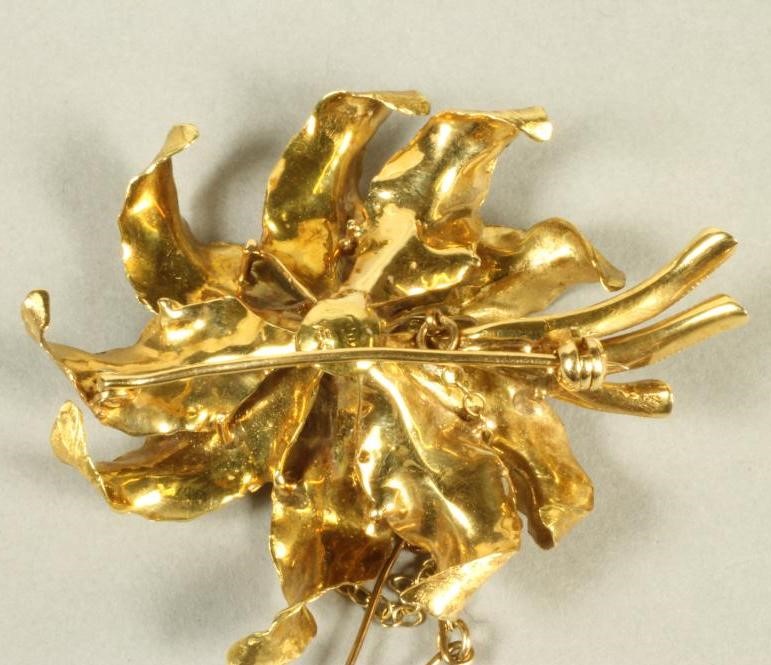 AN 18CT GOLD FLOWER BROOCH Image