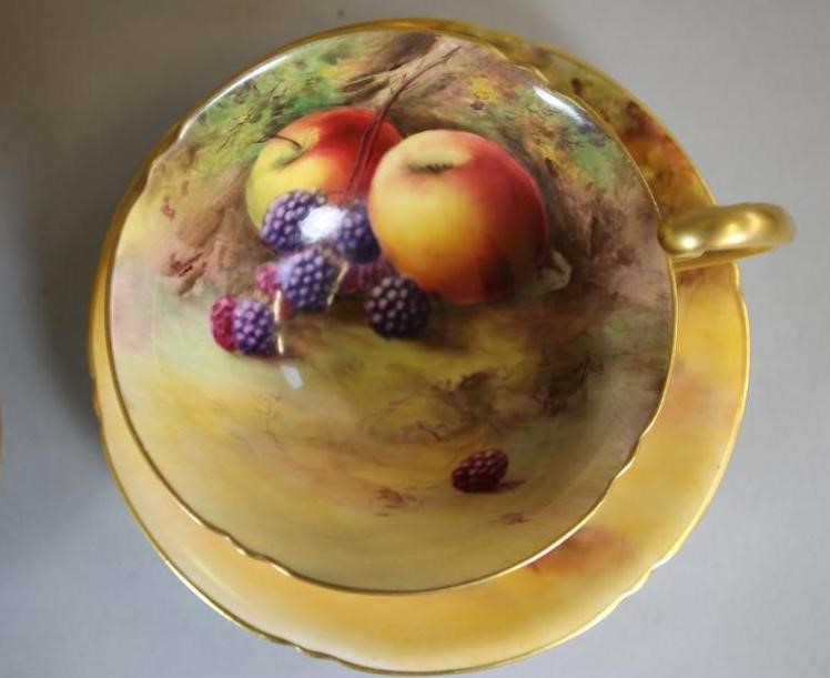 A SET OF SIX ROYAL WORCESTER CHINA TEA CUPS AND SAUCERS Image