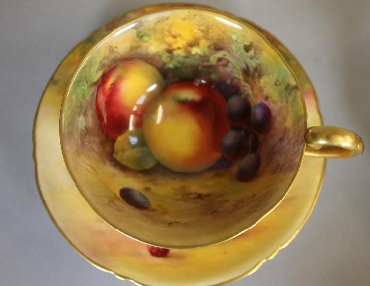 A SET OF SIX ROYAL WORCESTER CHINA TEA CUPS AND SAUCERS Image