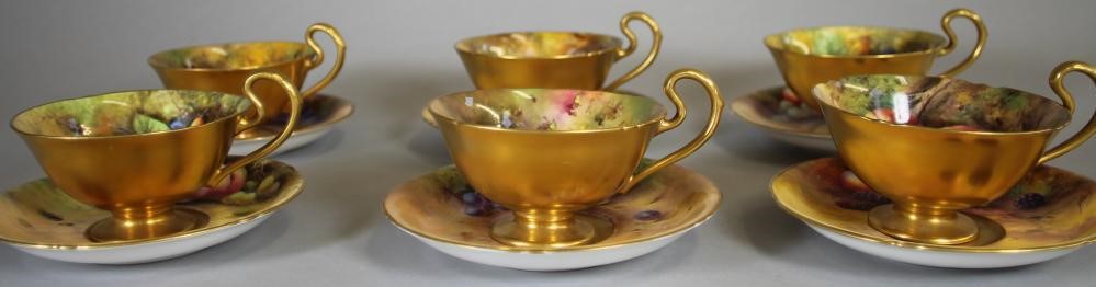 A SET OF SIX ROYAL WORCESTER CHINA TEA CUPS AND SAUCERS Image