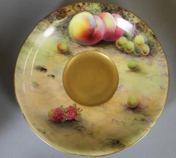 A SET OF SIX ROYAL WORCESTER CHINA TEA CUPS AND SAUCERS Image