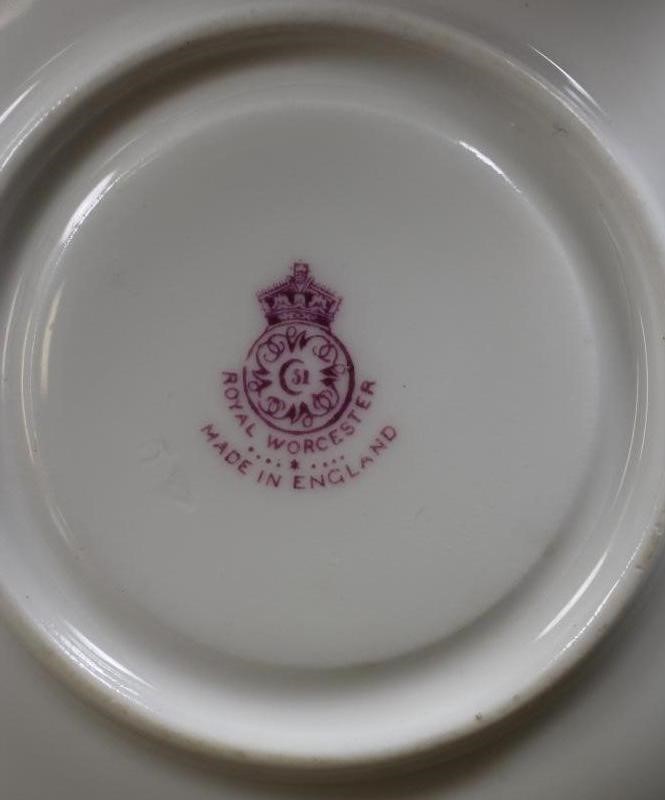A SET OF SIX ROYAL WORCESTER CHINA TEA CUPS AND SAUCERS Image