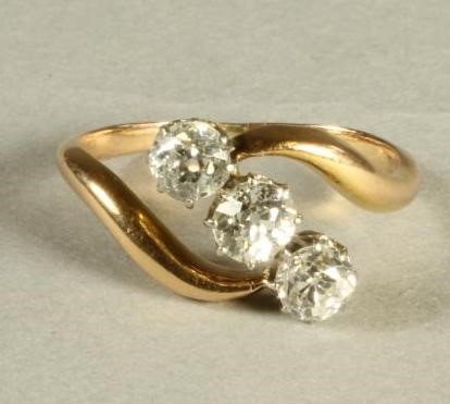 A VICTORIAN THREE STONE DIAMOND RING Image