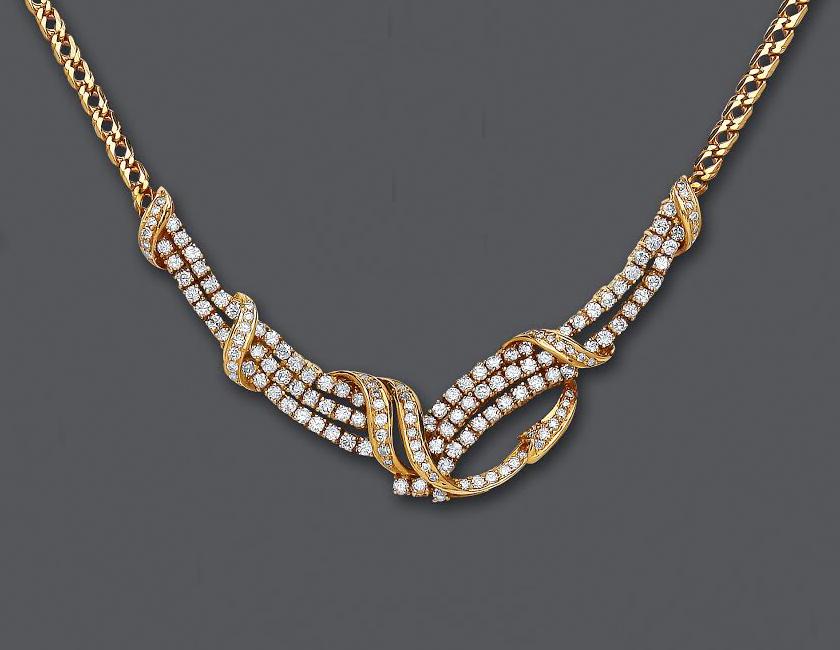 A DIAMOND NECKLACE Image