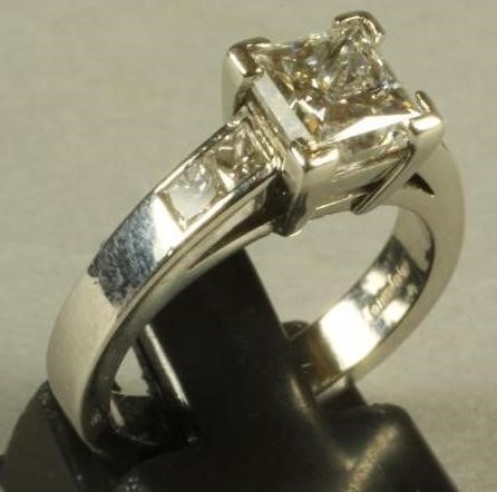 A SOLITAIRE DIAMOND RING Image