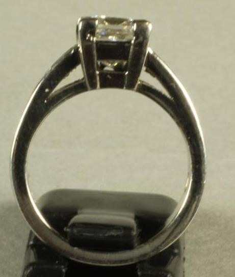 A SOLITAIRE DIAMOND RING Image
