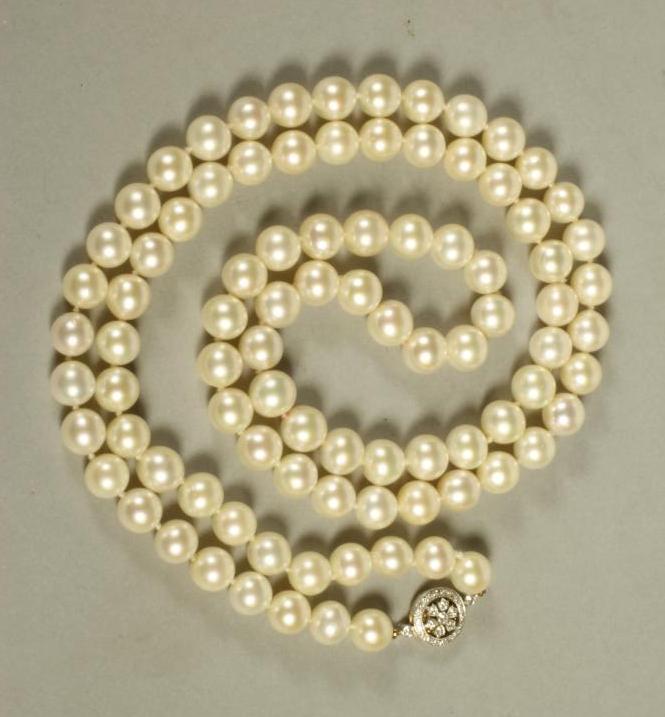 A SINGLE STRAND CULTURED PEARL NECKLACE Image