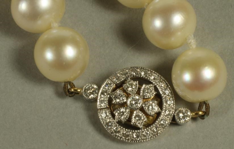 A SINGLE STRAND CULTURED PEARL NECKLACE Image