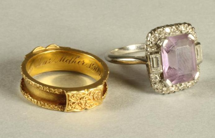 AN EDWARDIAN 18CT GOLD MOURNING RING Image