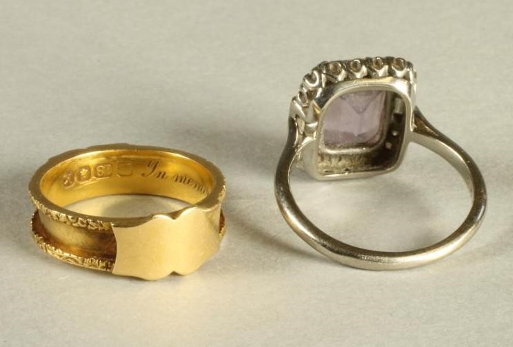 AN EDWARDIAN 18CT GOLD MOURNING RING Image