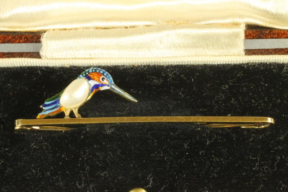 AN EDWARDIAN 15CT GOLD AND ENAMEL TIE PIN Image