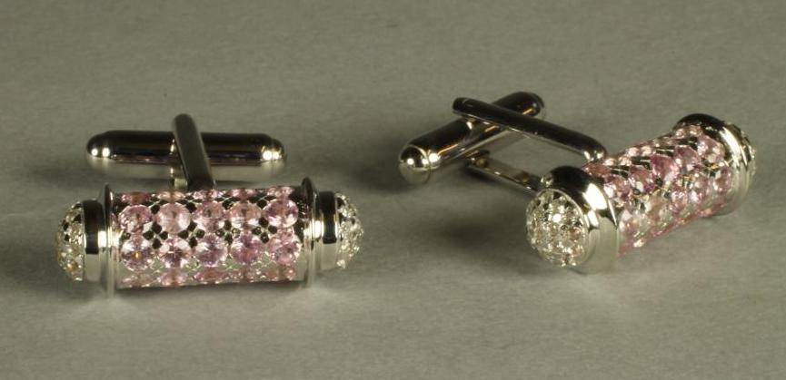 A PAIR OF DUMB-BELL SILVER CUFFLINKS Image