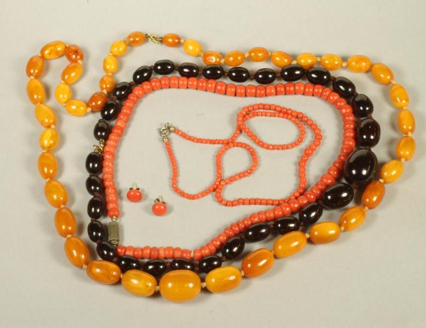 A SINGLE STRING OF AMBER BEADS Image