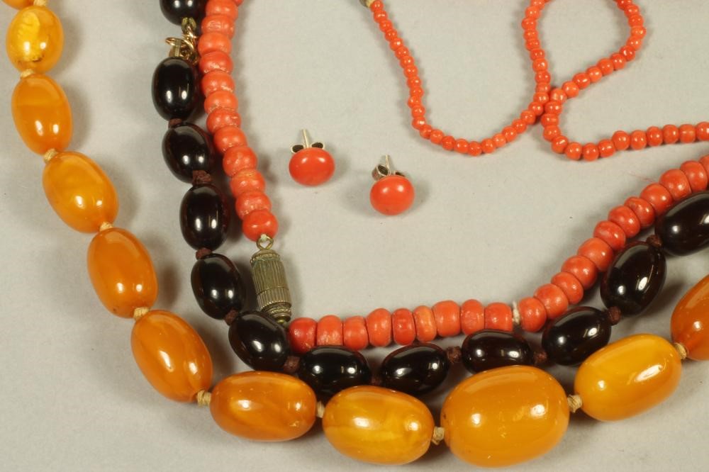 A SINGLE STRING OF AMBER BEADS Image