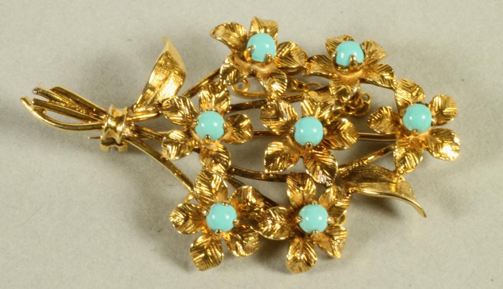 A 9CT GOLD FLOWER SPRAY BROOCH Image