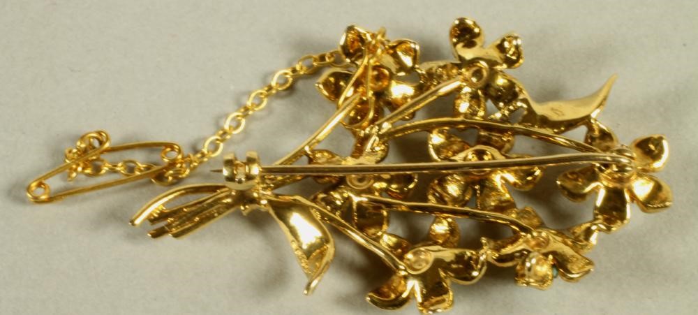 A 9CT GOLD FLOWER SPRAY BROOCH Image