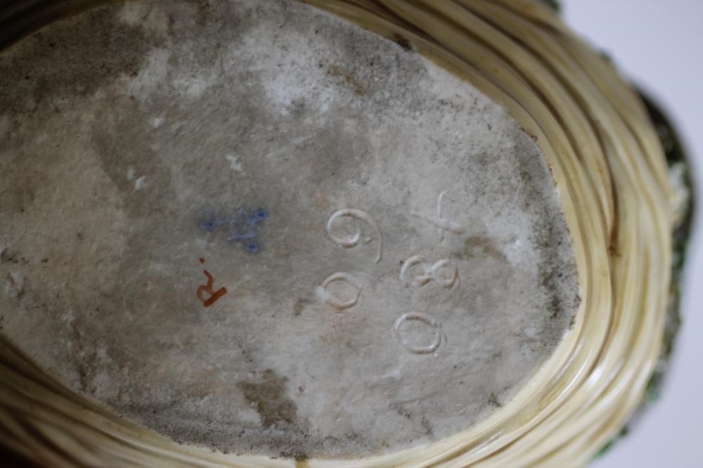 A PAIR OF MEISSEN PORCELAIN SMALL TUREENS AND COVERS Image