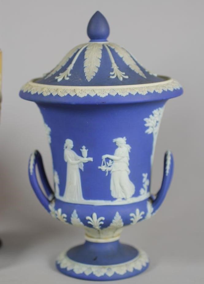 A WEDGWOOD THREE COLOUR JASPER DIP URN AND COVER Image