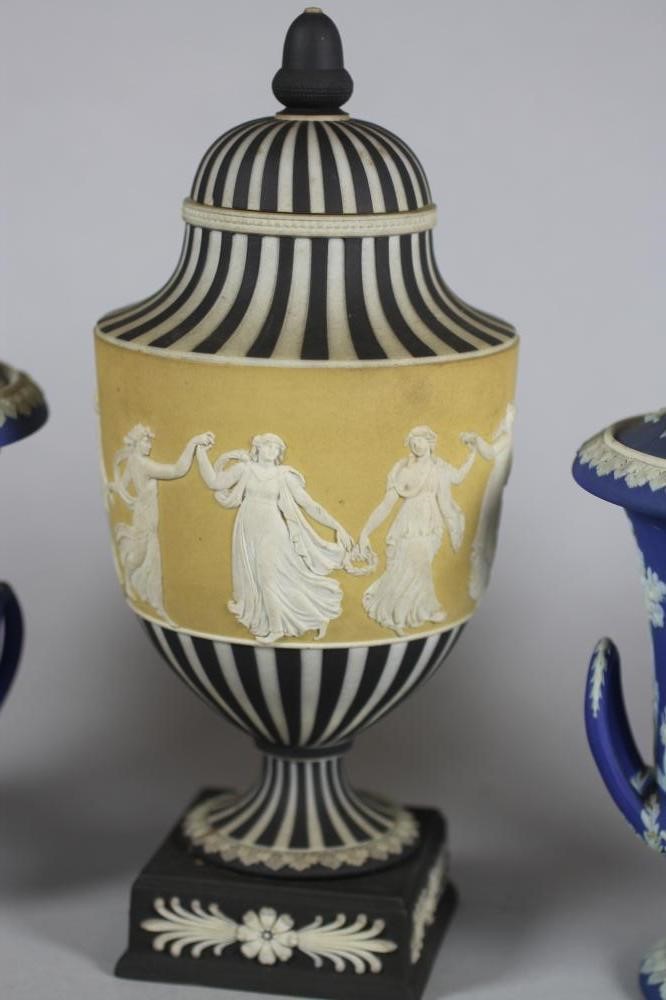 A WEDGWOOD THREE COLOUR JASPER DIP URN AND COVER Image