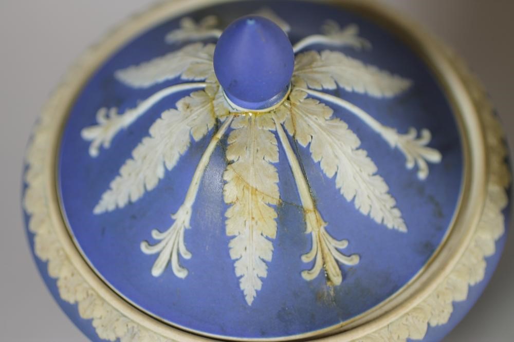 A WEDGWOOD THREE COLOUR JASPER DIP URN AND COVER Image