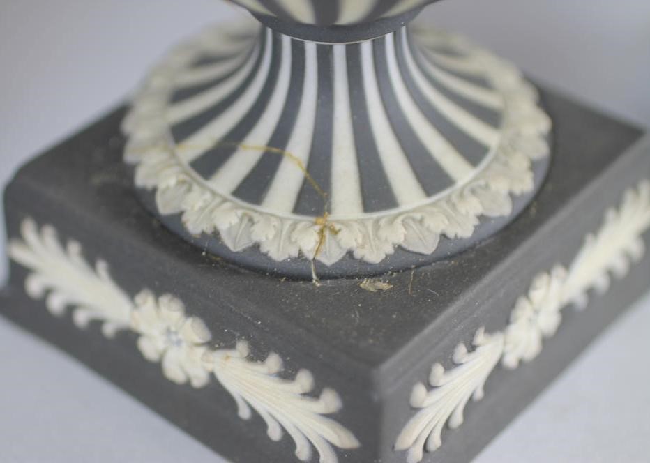 A WEDGWOOD THREE COLOUR JASPER DIP URN AND COVER Image