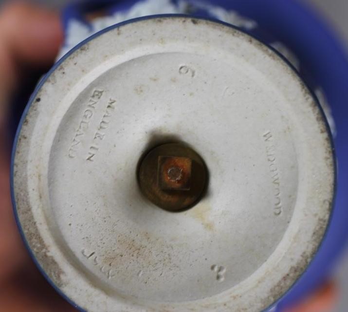 A WEDGWOOD THREE COLOUR JASPER DIP URN AND COVER Image