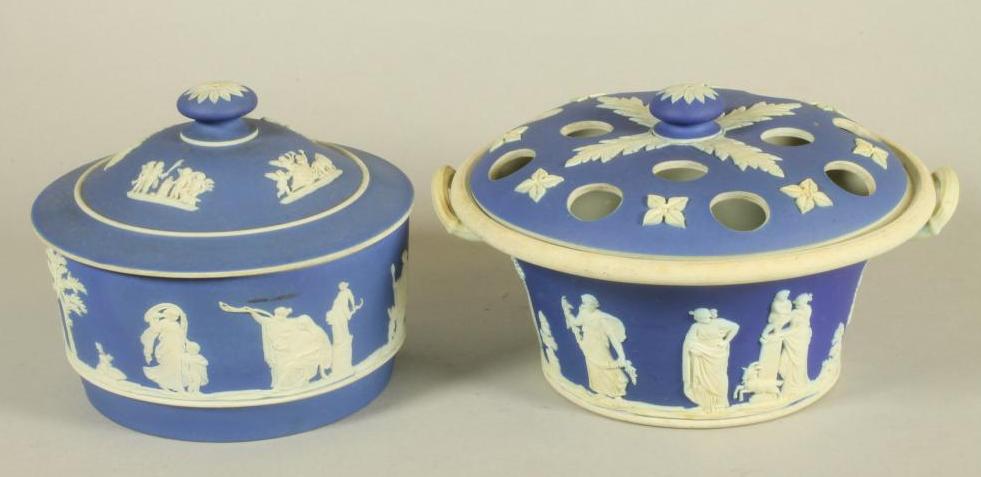A WEDGWOOD BLUE JASPER DIP POT POURRI AND COVER Image
