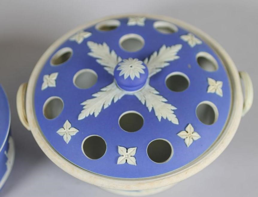 A WEDGWOOD BLUE JASPER DIP POT POURRI AND COVER Image