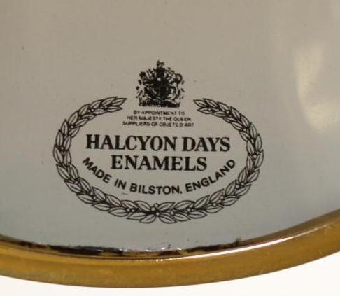 A PAIR OF HALCYON DAYS BILSTON ENAMEL TAPERSTICKS Image
