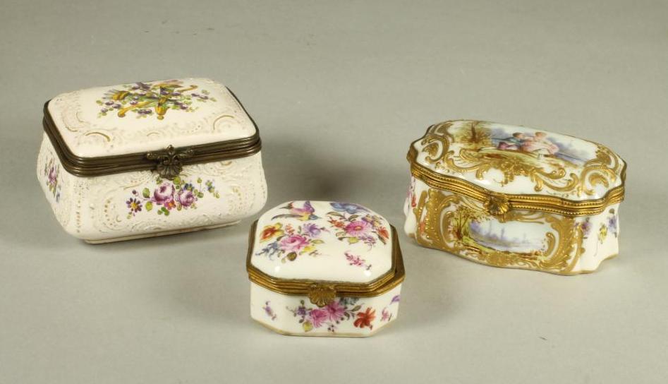 A FRENCH FAIENCE TABLE SNUFF BOX Image