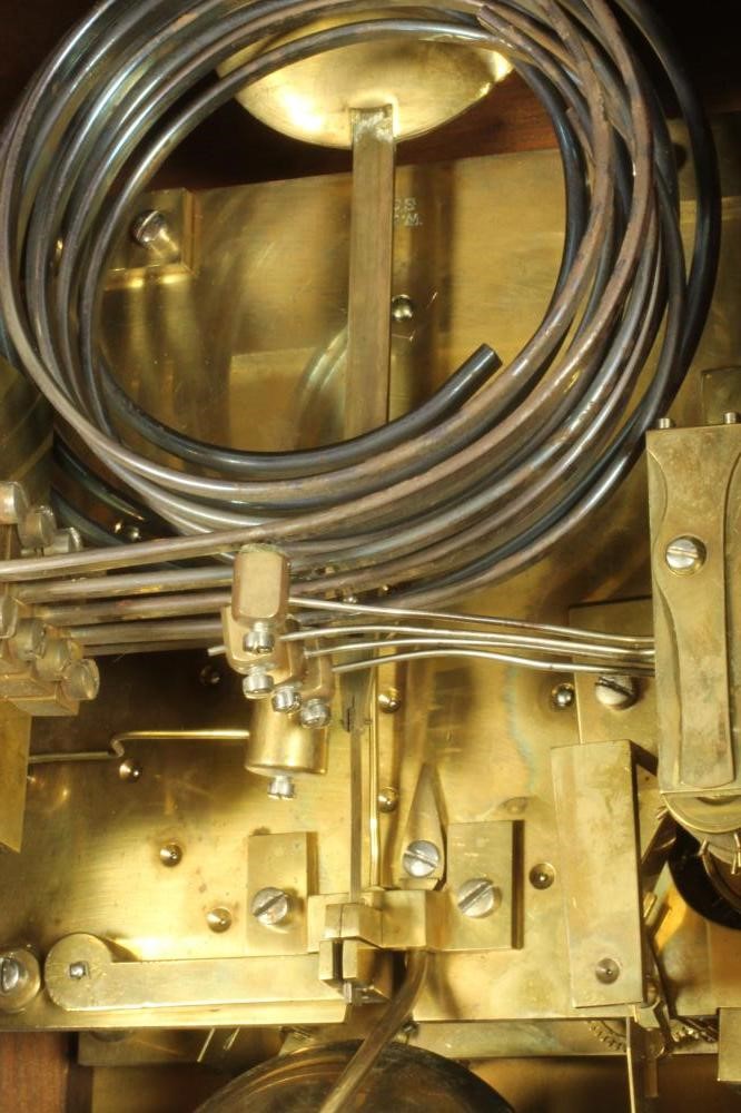 A VICTORIAN OAK CASED TABLE CLOCK Image