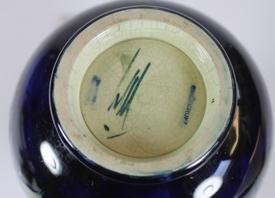 A MOORCROFT POTTERY VASE Image