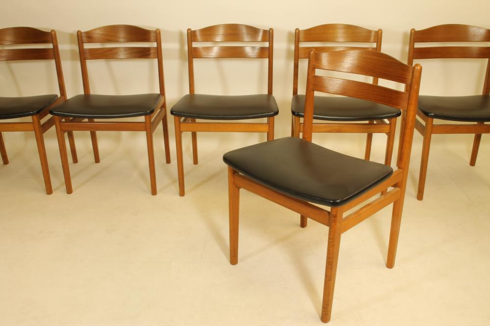 A SET OF EIGHT DANISH TEAK DINING CHAIRS Image