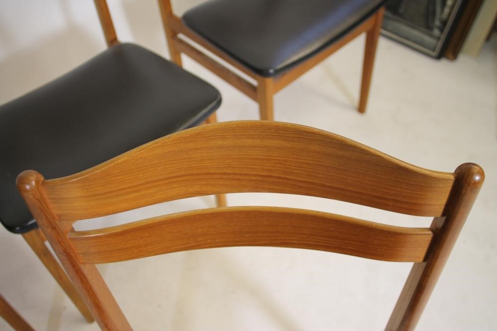 A SET OF EIGHT DANISH TEAK DINING CHAIRS Image
