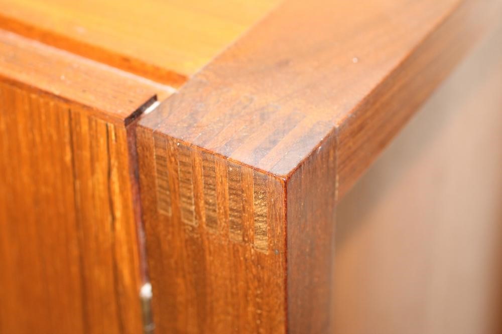 A GORDON RUSSELL "BLOCKLEY" ROSEWOOD DINING SUITE Image