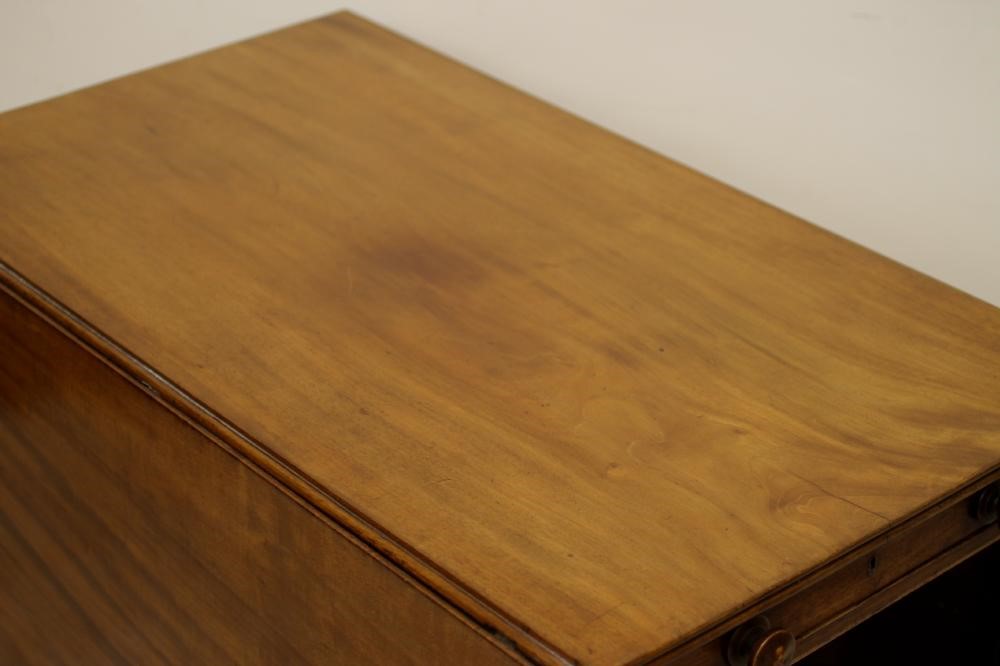 A REGENCY MAHOGANY DROP LEAF DINING TABLE of rounded oblong form with reeded edged top Image